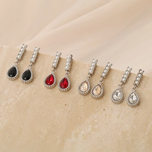 Détails de boucles d'oreilles gouttes en strass et perles en quatre couleurs
