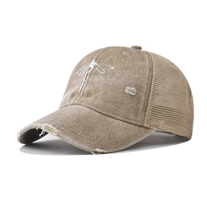 Dettaglio cappello baseball vintage kaki con ricamo libellula e retro in rete