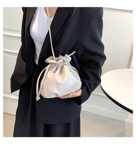 Detail der weißen Kordelzug-Wolkenbeutel-Tasche getragen von Modell im Blazer