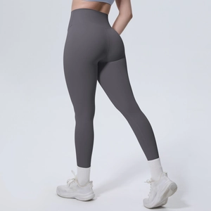 Details des nahtlosen Bundes und des Lifting-Effekts der dunkelgrauen Yoga-Leggings