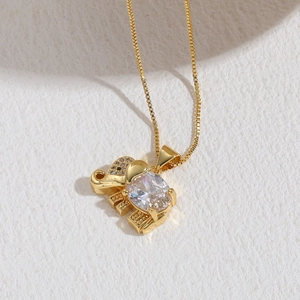 Detail der Elefant-Halskette mit großem Zirkon und Pavé-Kristallen an einer Box-Kette
