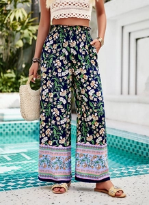 Gros plan du pantalon large à fleurs bohème avec taille élastique et bords à volants