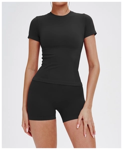 Dettaglio del set da yoga nero senza cuciture in tessuto elastico con vestibilità sportiva
