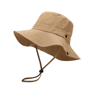 Cappello da sole kaki a tesa larga con cordino antivento per attività all'aria aperta