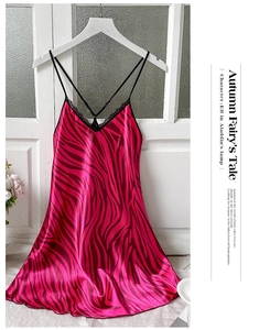 Detailansicht des Satin-Nachthemds mit Zebra-Muster in Rosa und schwarzer Spitze am V-Ausschnitt