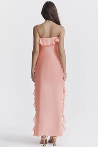 Vue de dos d'une robe longue rose élégante avec volants et fente haute sexy