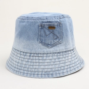 Détail du bob en jean bleu clair avec poche décorative et plaque logo en métal JHMY