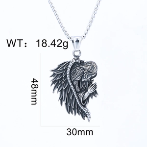 Vue détaillée du pendentif aile d'ange avec dimensions de 48mm de hauteur et 30mm de largeur