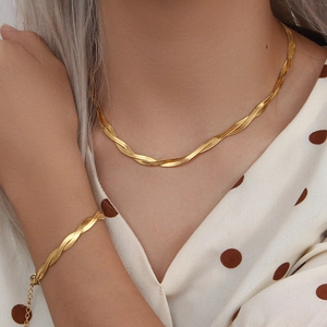 Set collana e bracciale a doppia fila a spina di pesce in acciaio placcato oro