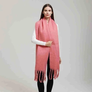 Sciarpa invernale in simil-cashmere rosa corallo con lunghe frange per donna