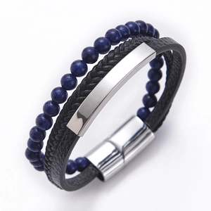 Detailansicht eines mehrlagigen Lederarmbands mit blauen Perlen und Edelstahl-Magnetverschluss