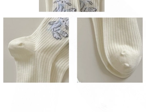 Détails de chaussettes en tricot crème avec broderie lapin bleu et couture de pointe renforcée