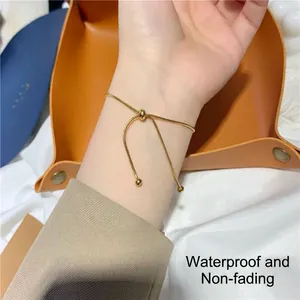Minimalistisches verstellbares Schlangenketten-Armband in Gold mit Kugel-Verschluss am Handgelenk