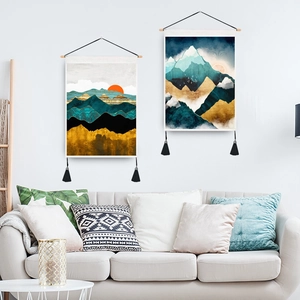 Modern Noordse wandtapijt met berglandschap, houten frame en zwarte kwastjes voor de woonkamer