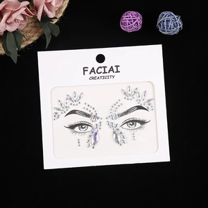 Gros plan de strass holographiques pour maquillage du visage avec carte de modèle