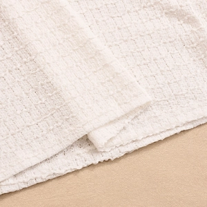 Détail de la texture gaufre 3D sur la robe moulante à bretelles double couche