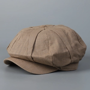 Detailansicht einer braunen Newsboy-Mütze aus Leinen im klassischen Retro-Look