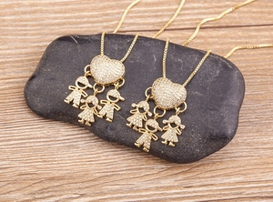 Dettaglio collana cuore placcata oro 18k con pavé di pietre e ciondoli bimbi