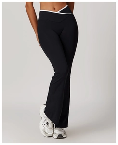 Detailansicht der Crossover-Yogahose mit hoher Taille, weißer Paspel und ausgestelltem Bein