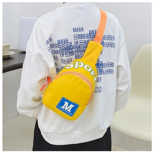 Détail du sac bandoulière en nylon jaune vif avec imprimé Sport et sangle orange