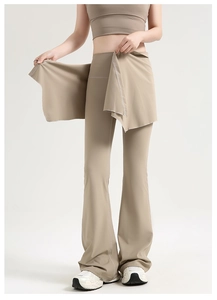 Détail du pantalon de yoga évasé avec surjupe à taille haute en tissu kaki extensible