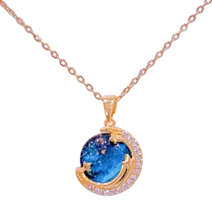 Collana con pendente a luna in oro rosa e pietra galassia blu con piccoli zirconi lucidi