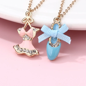 Dettaglio pendenti abito rosa e scarpa blu con catena dorata e strass brillanti