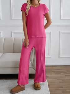 Detailansicht eines rosa Strick-Loungewear-Sets mit Kurzarm-Oberteil und weiter Hose
