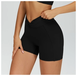 Dettaglio della vita alta a V su pantaloncini da yoga neri con effetto addominale snellente