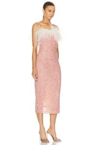 Abito rosa con paillettes e piume bianche sullo scollo per eventi serali di gala