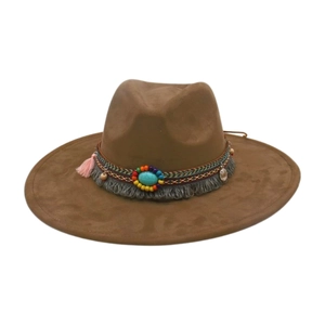 Vista dettagliata del cappello fedora in feltro marrone con fascia di perline e nappa rosa