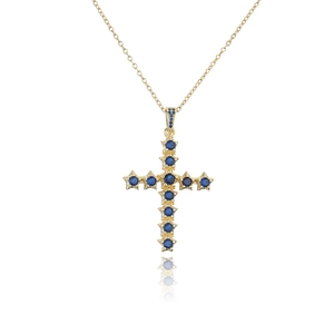 Vue macro du pendentif étoile en or 18 carats serti de zircons bleu foncé sur chaîne fine