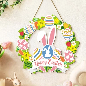 Couronne de Pâques en bois avec lapin blanc, œufs colorés et texte Happy Easter