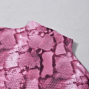 Dettaglio ravvicinato della stampa serpente rosa e marrone sul tessuto elasticizzato