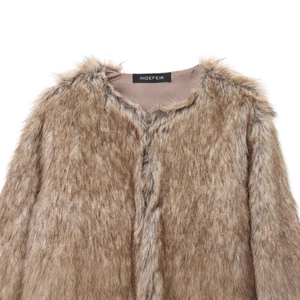 Veste courte en fausse fourrure marron chaud avec texture moelleuse et doublure satin