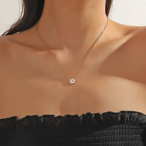Collier élégant en acier inoxydable plaqué or avec pendentif marguerite blanche sur modèle