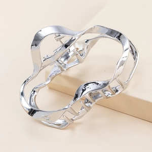 Irregular liquid metal hair claw clip with silver finish and wavy aesthetic design