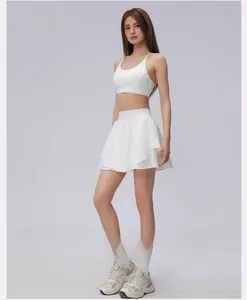 Détail de la jupe de tennis blanche à taille haute avec ourlet à volants double épaisseur