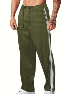 Détail du pantalon en velours côtelé vert olive avec cordon de serrage et bandes