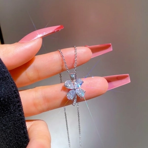 Luxurious clover pendant necklace in silver titanium steel with brilliant pavé crystals