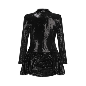 Vue arrière d'une veste à paillettes noires avec taille ajustée et ourlet à volants