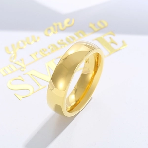 Gros plan détaillé d'une bague de 6 mm en acier doré sur une carte cadeau de luxe
