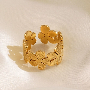 Bague fleur dorée ajustable en acier inoxydable plaqué or 18 carats sur fond de soie