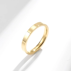 Gros plan d'une bague en acier titane doré poli de 3mm avec une finition miroir