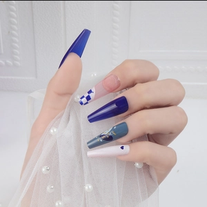 Faux ongles ballerine longs avec motif damier bleu et paillettes argentées brillantes