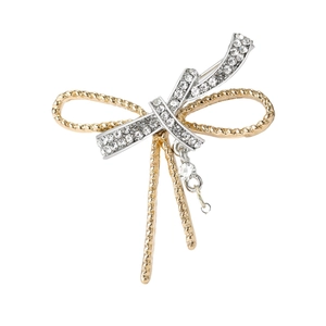 Eleganter Gold-Schleifen-Anstecknadel mit Kristallen und Anhänger auf weißem Hintergrund