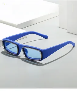 Dettagli degli occhiali da sole rettangolari blu elettrico con bordi in metallo argento