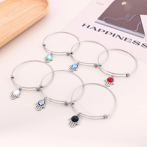 Dettaglio di bracciali mano di Hamsa regolabili in sei colori con centri in cristallo colorato