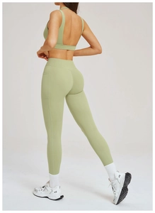 Dettaglio dei leggings yoga verde salvia a vita alta con tasca laterale per cellulare