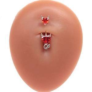 Piercing de nombril diable argenté avec zircon cœur rouge présenté sur un modèle corporel
